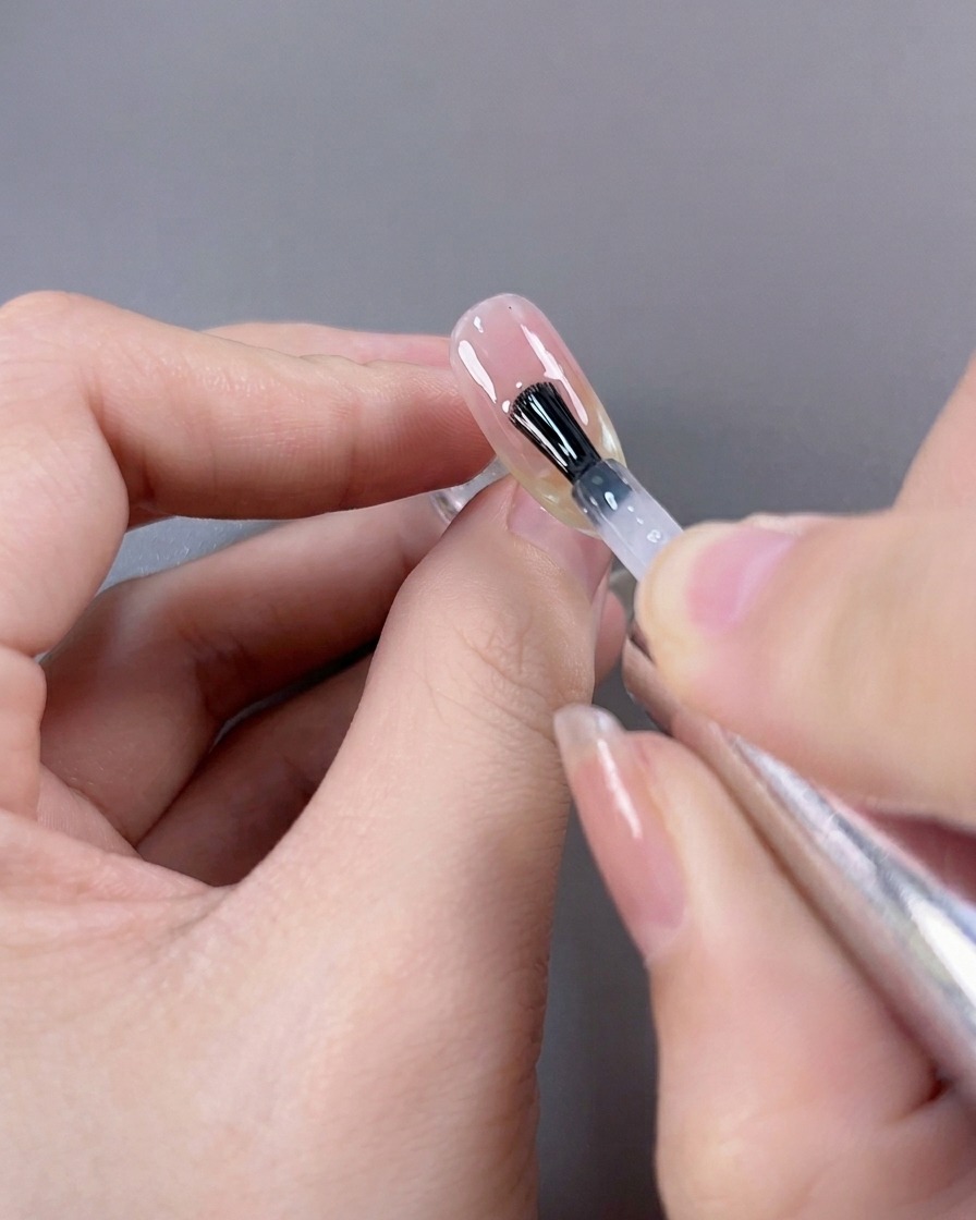 Pędzelek nakładający finalny nabłyszczacz na gotowy manicure french cat-eye.