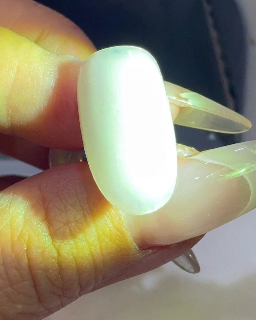 Przezroczysty tips utwardzany w lampie UV/LED do paznokci.