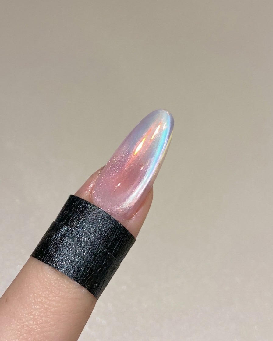 Gotowa stylizacja cat eye utwardzana w profesjonalnej lampie UV/LED.