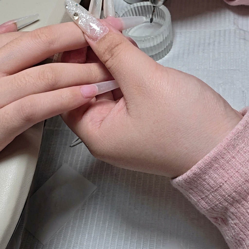 Zbliżenie na mały frez kulka używany do precyzyjnego oczyszczenia okolic skórek.