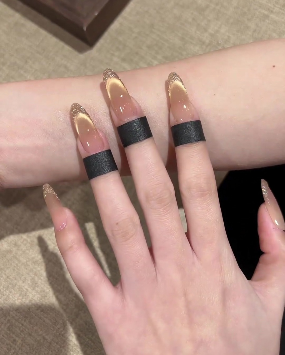 Kwadratowy magnes użyty pod kątem do wyostrzenia magnetycznego blasku w kształt końcówki french.