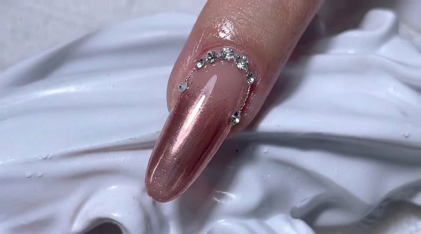 Paznokcie Rose Gold Chrome z Gradientem — Elegancki Tutorial z Cyrkoniami