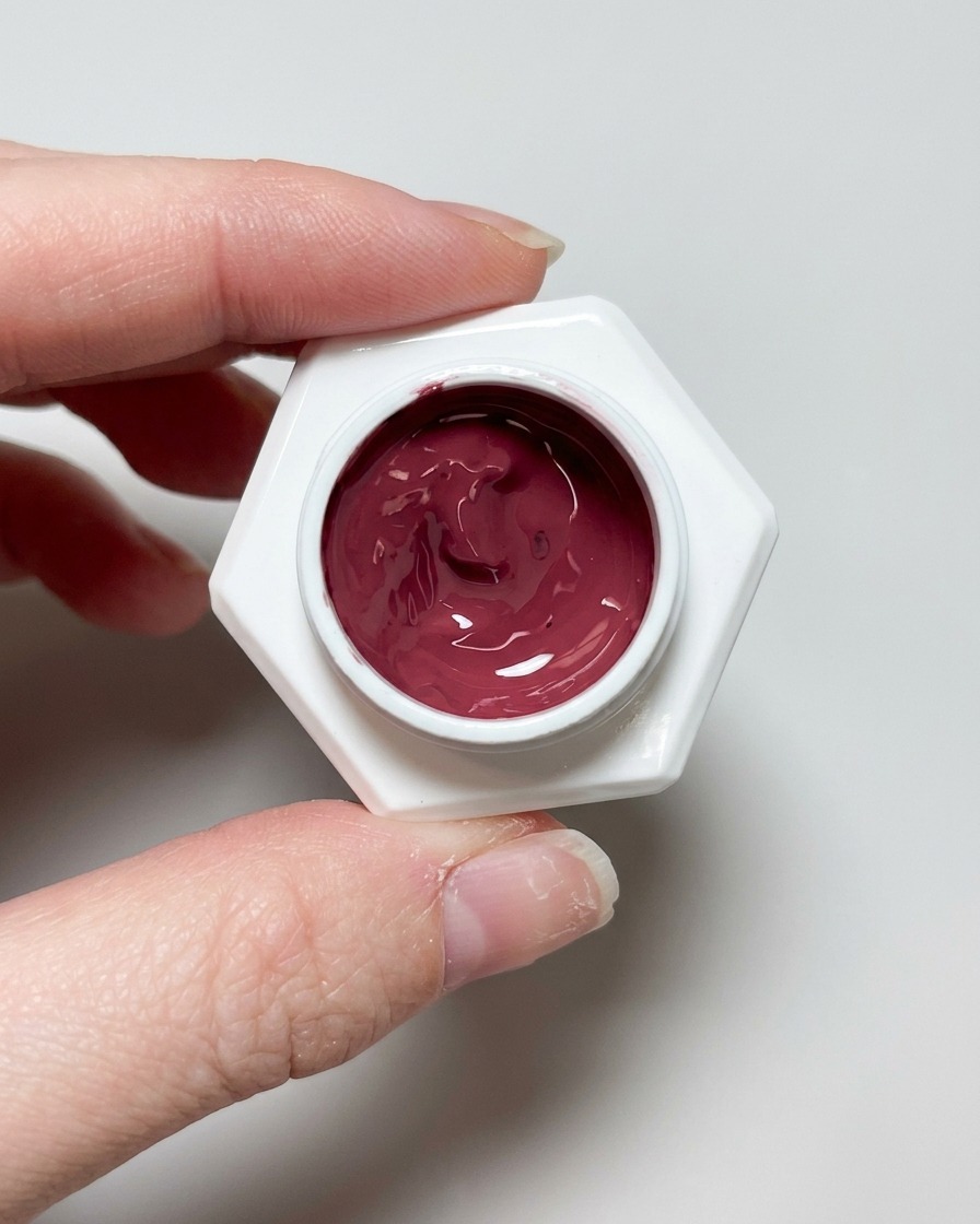 Pędzelek aplikujący przezroczysty, błyszczący top coat na gotowy wzór cat eye.