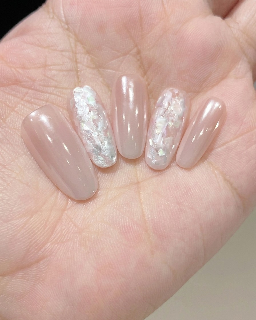 Pędzelek nakładający błyszczący top coat w celu zabezpieczenia stylizacji.