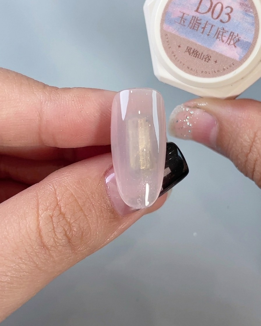 Pędzelek nakładający specjalny top coat dedykowany do pyłków chromowanych.