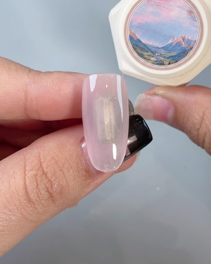 Pędzelek nakładający top coat na lustrzany paznokieć.