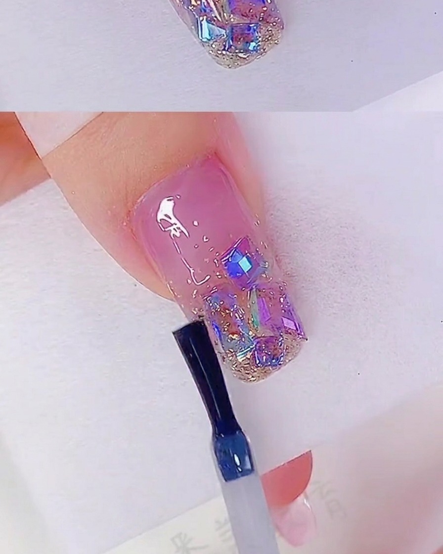Pędzelek aplikujący bezbarwny top na zdobienie z brokatu i cyrkonii.
