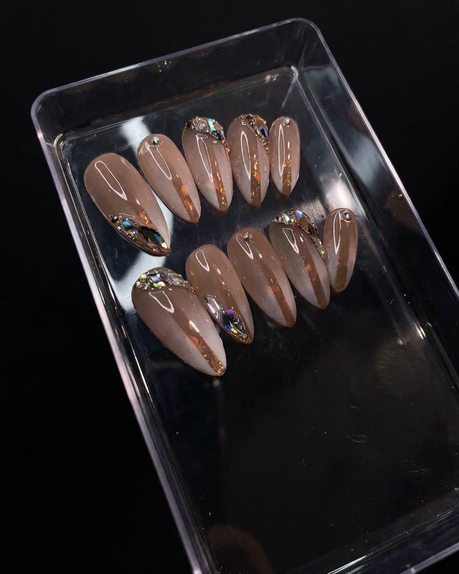 Pędzelek nakładający nabłyszczający top coat na szczegółowy gradient z cyrkoniami.