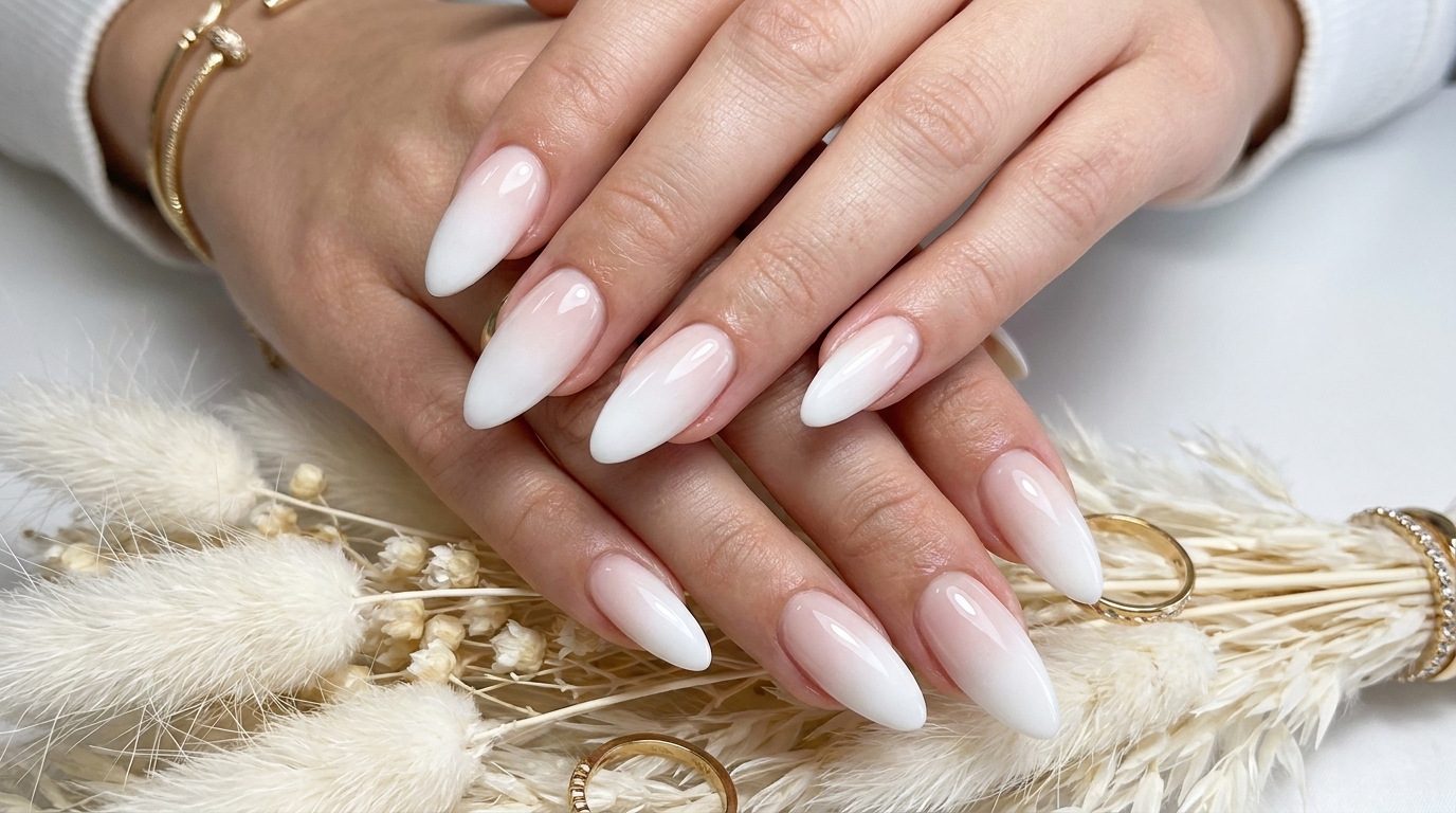 Eleganckie białe paznokcie ombre techniką airbrush — poradnik krok po kroku