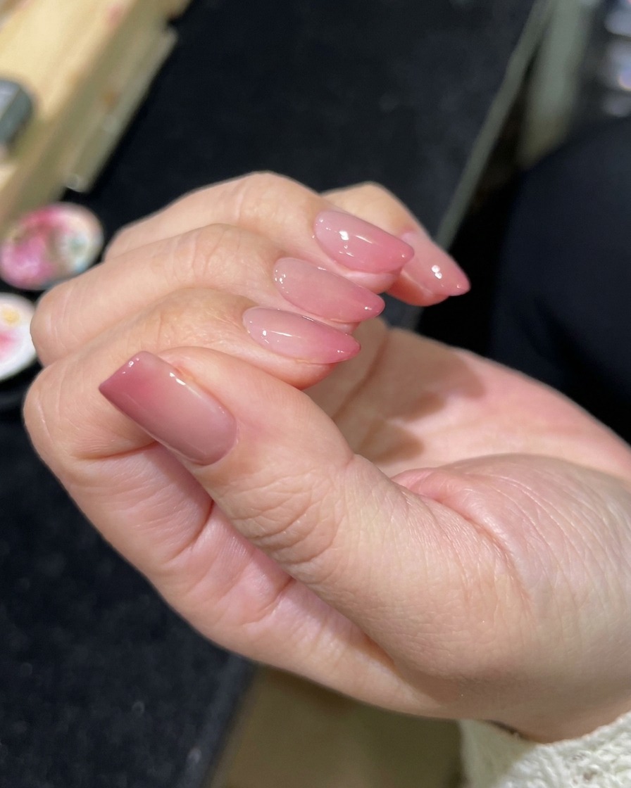 Pędzelek nakładający przezroczysty, błyszczący top coat na gotowe magnetyczne zdobienie.