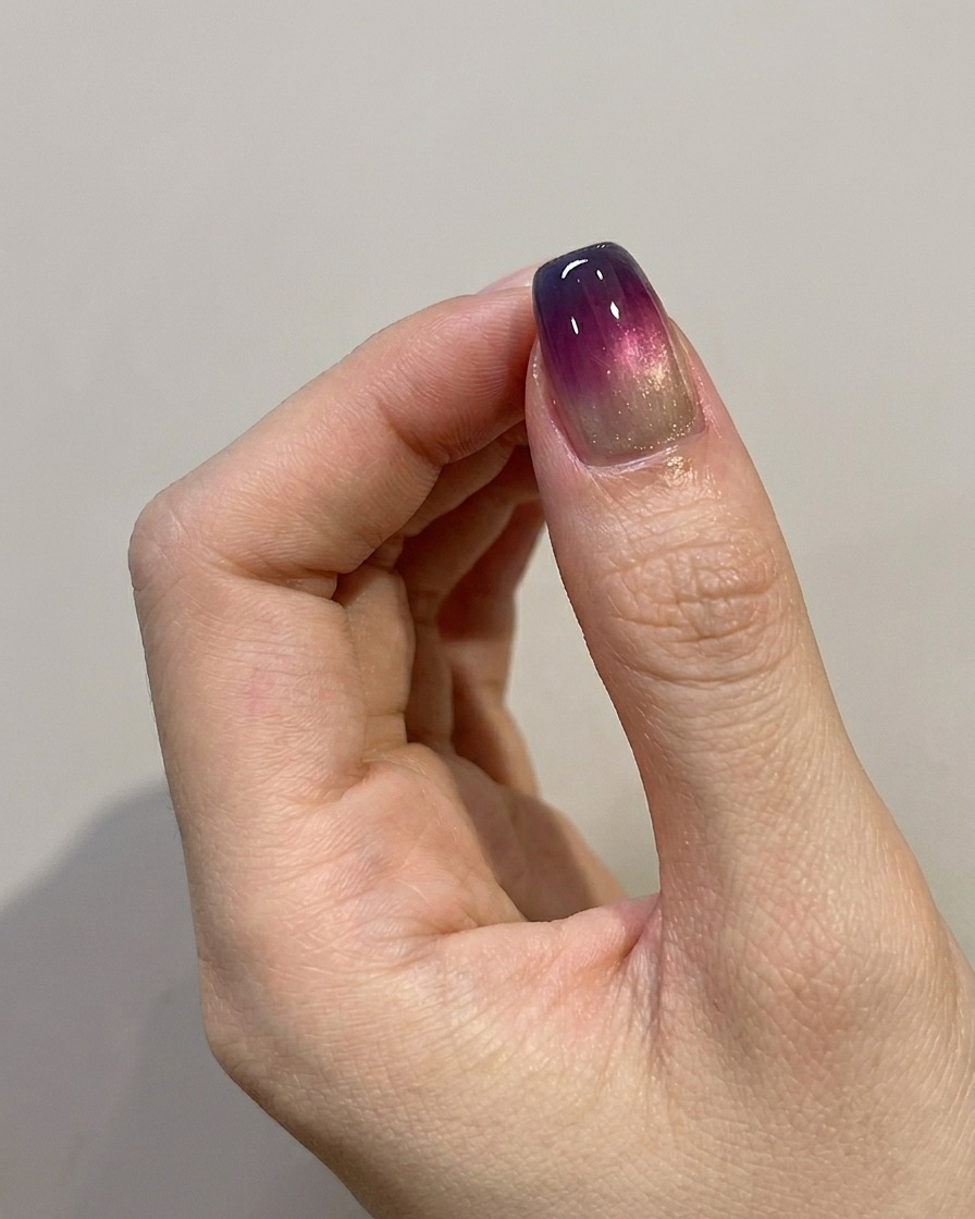 Pędzelek nakładający nabłyszczający top coat na gotowy wzór ombre.