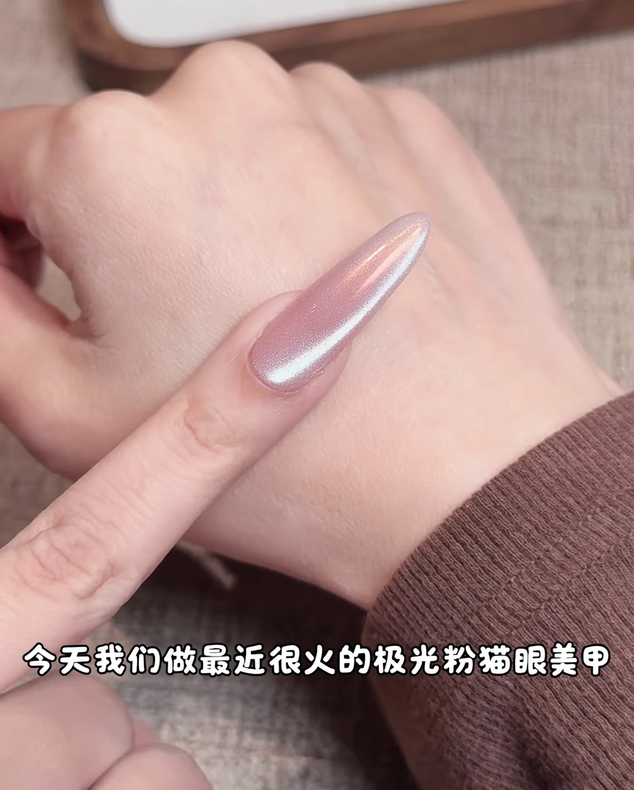 Gąbeczka do makijażu nakładająca różowy pigment na środek paznokcia w kolorze nude, tworząc miękki gradient.