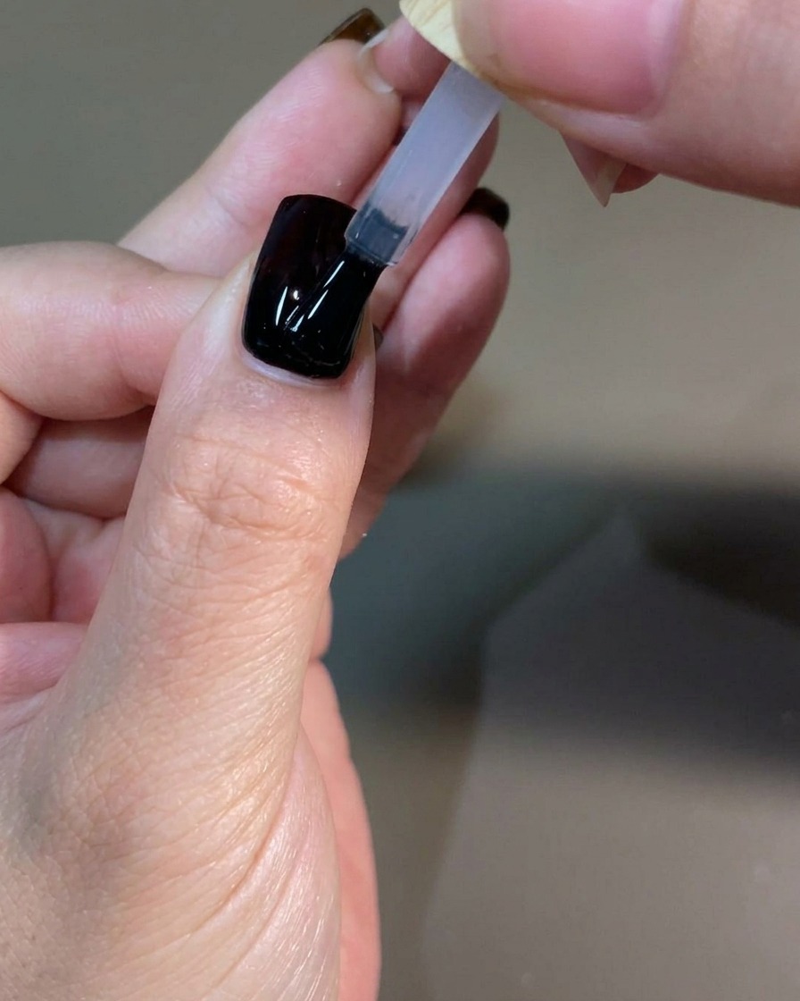 Gotowy manicure utwardzany pod światłem profesjonalnej lampy.