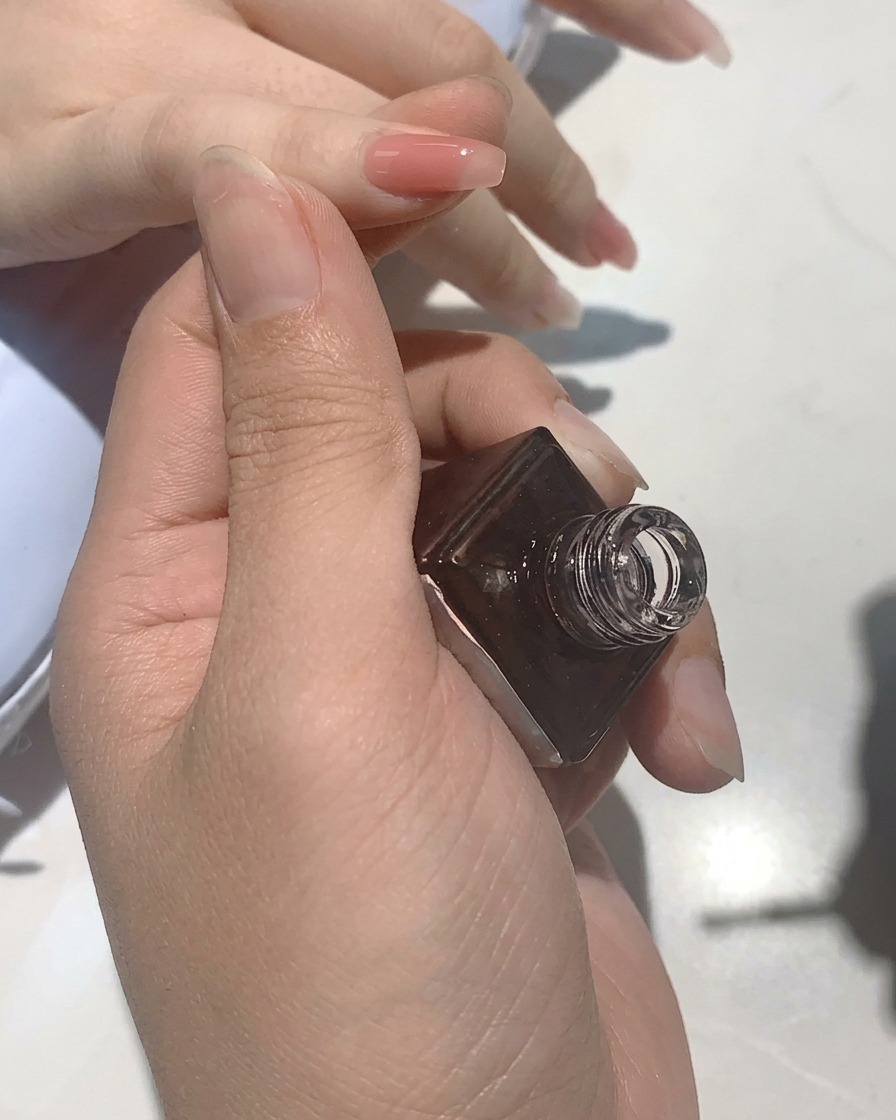 Paznokcie wewnątrz lampy UV utwardzane podczas wykonywania manicure.