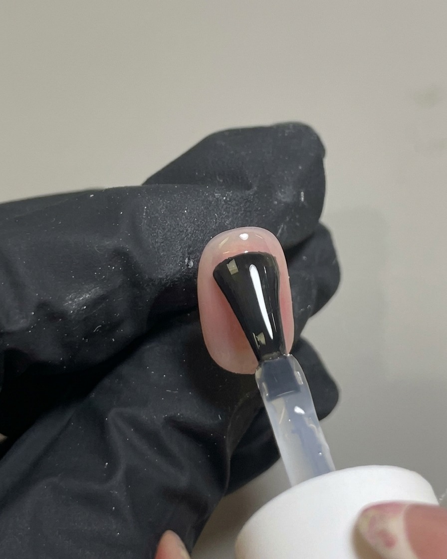 Pędzelek nakładający przezroczysty, błyszczący top na gotowe zdobienie blush nails.