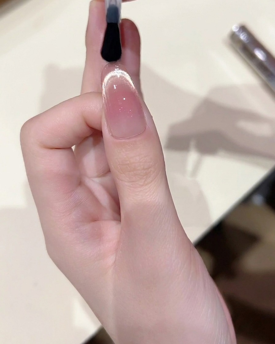 Pędzelek nakładający finalny, wysokopołyskowy top coat na gotową stylizację cat eye.