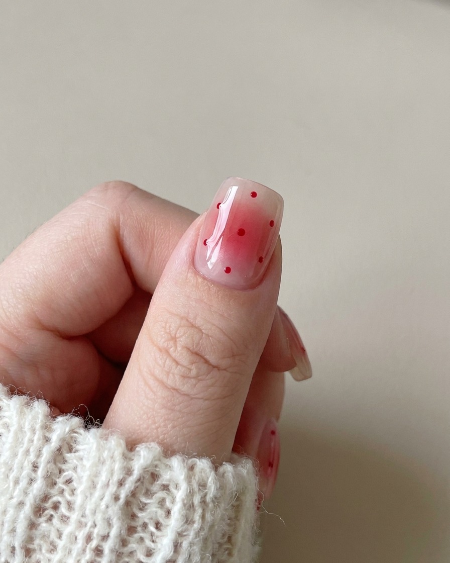 Zbliżenie na magnes unoszący się nad paznokciem pokrytym żelem w celu stworzenia ukośnego, mieniącego się efektu cat-eye.