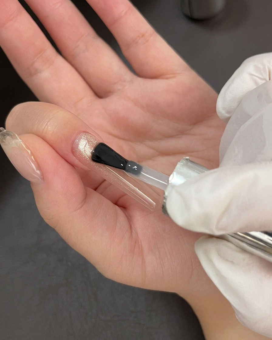 Profesjonalny pędzelek do żelu nakładający przezroczysty, błyszczący top coat na bazę cat-eye.