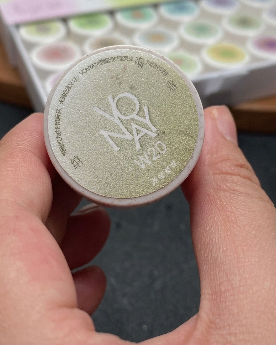 Pędzelek nakładający migoczący biały żel cat-eye na cały paznokieć.