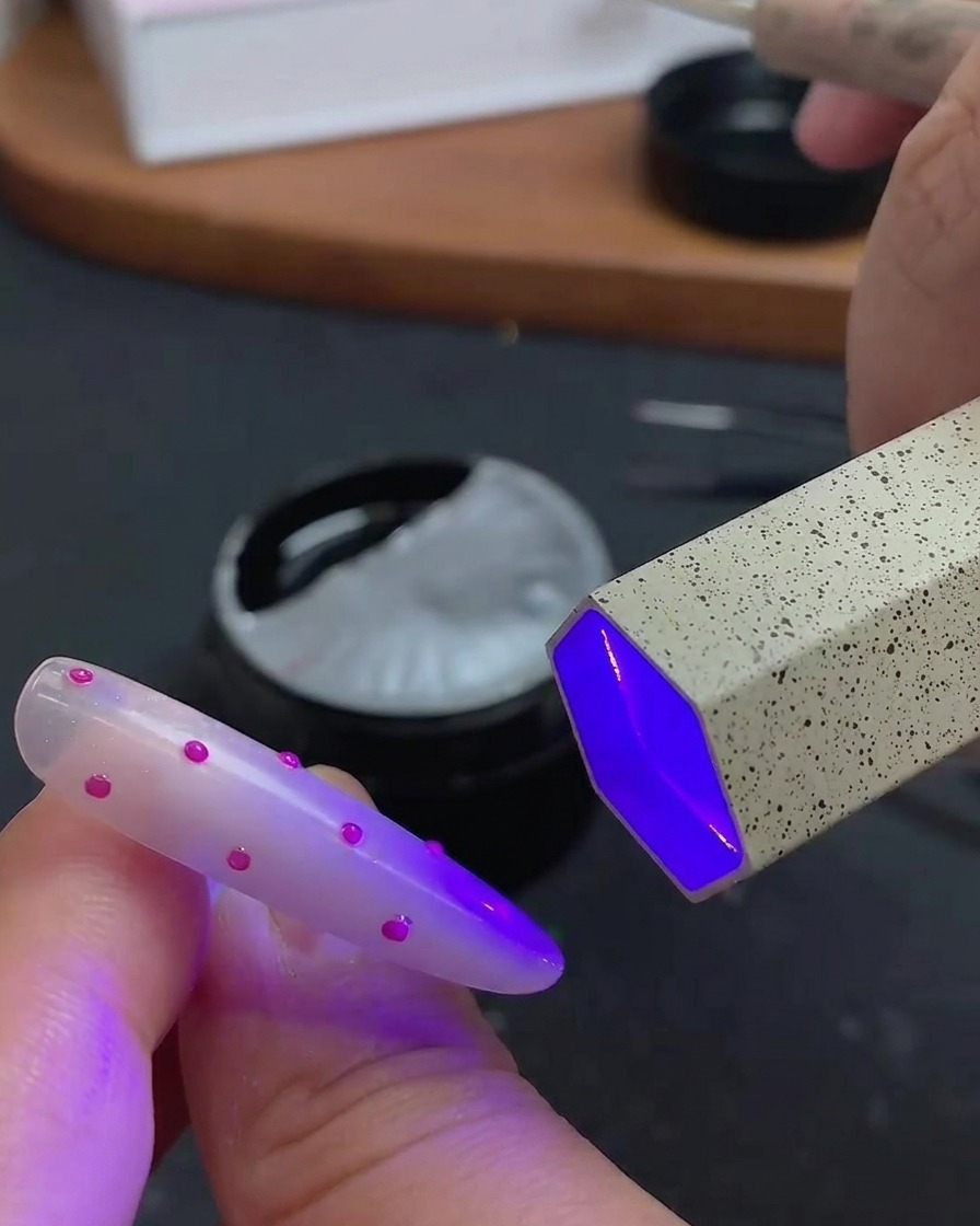 Pędzelek nakładający przezroczysty, błyszczący top coat na zdobienie 3D.