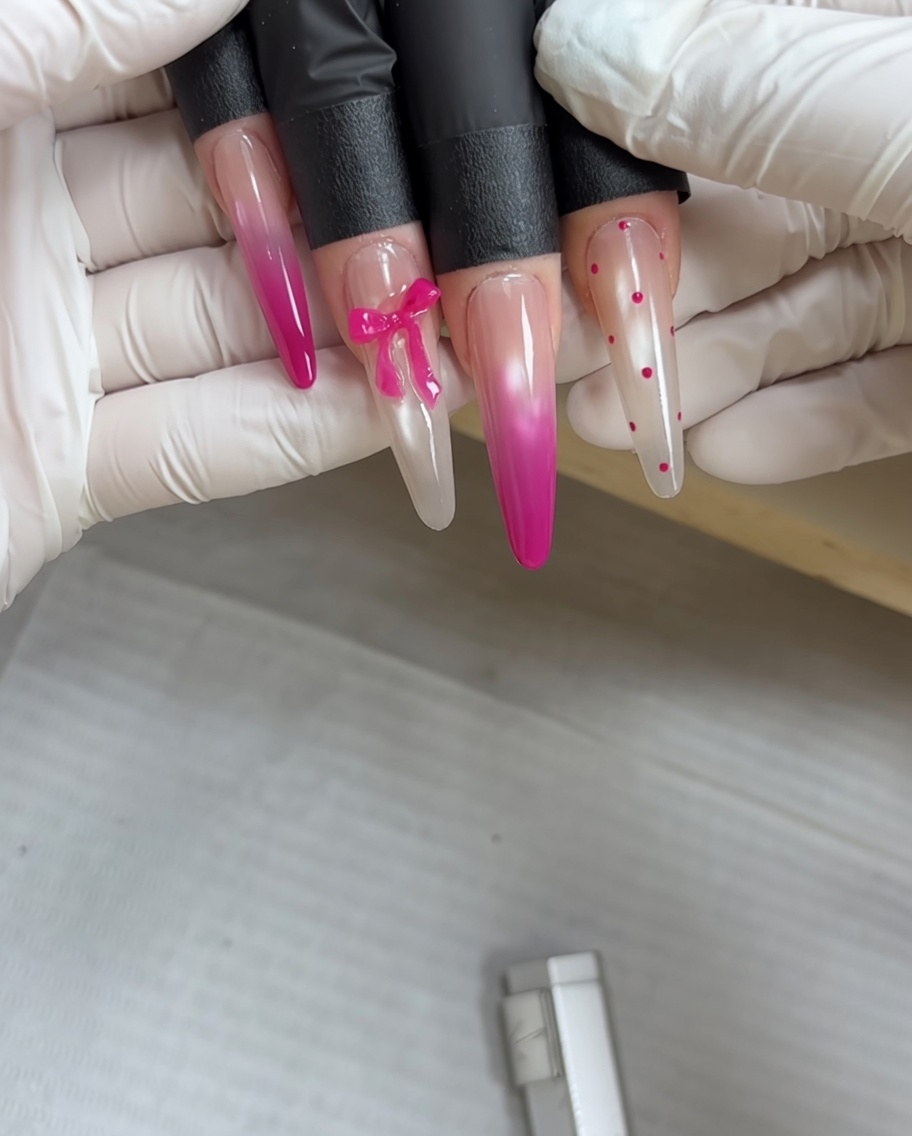 Sonda do zdobień nakładająca małe różowe kropki na szarą metaliczną powierzchnię.