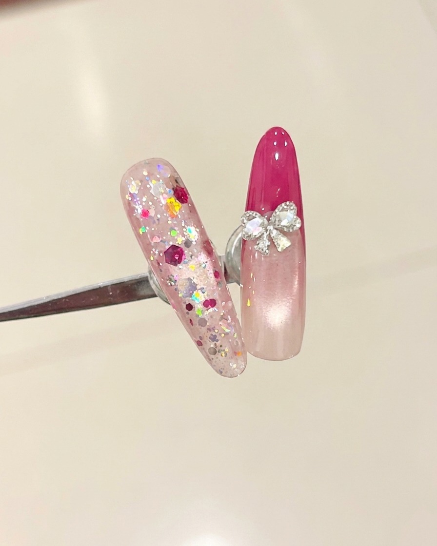 Pędzelek nakładający przezroczysty top coat na paznokieć z french manicurem.