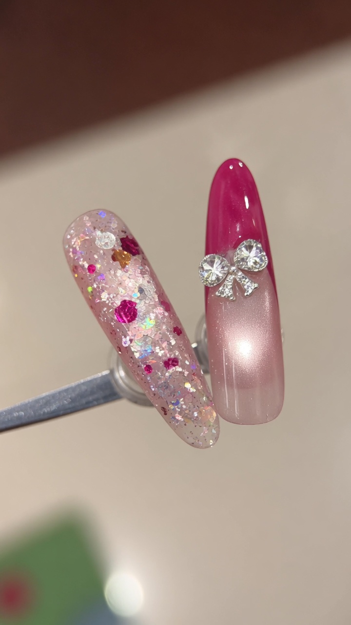 Słodko-pikantny manicure francuski w odcieniu różanej czerwieni z efektem kociego oka i kokardką z cyrkonii