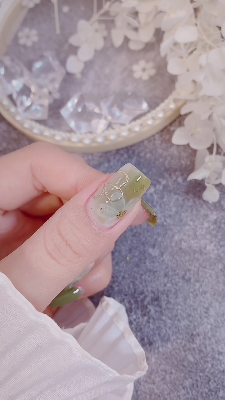 Mleczno-zielone paznokcie w stokrotki — elegancki, kwiatowy tutorial żelowy