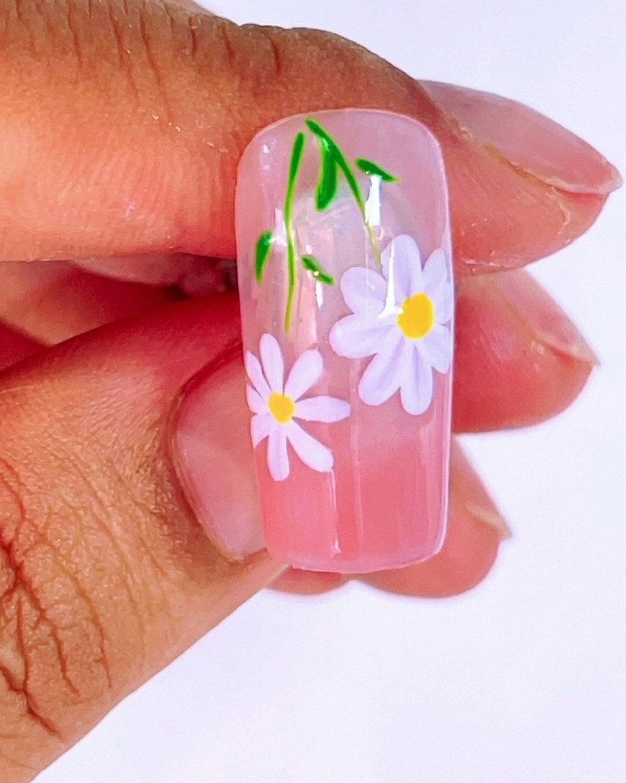 Nowa biała prowadnica w kształcie gwiazdki namalowana na dolnej części tipsa.