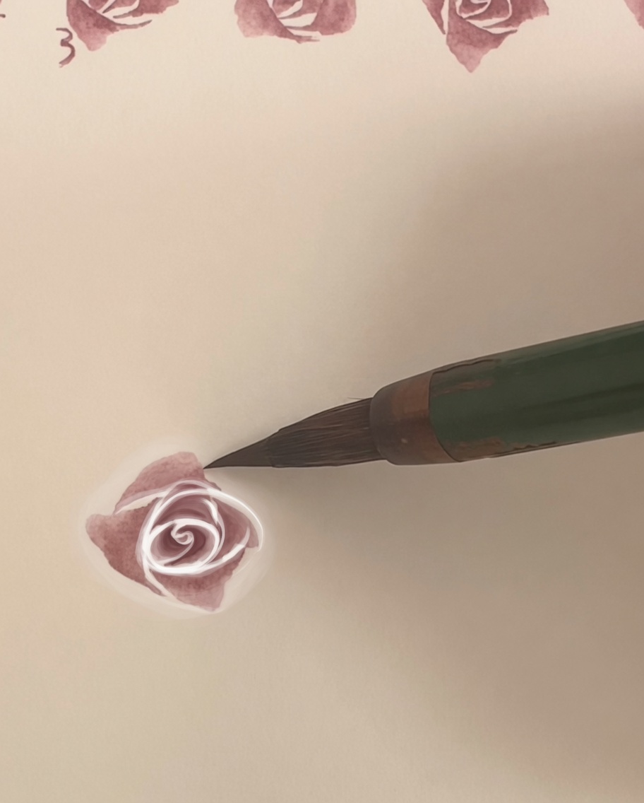 Akwarelowa róża na papierze z czwartą, większą warstwą płatków nakładaną na zewnątrz.