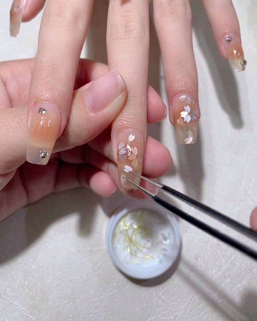 Pędzelek nakładający błyszczący top coat na gotową stylizację paznokci.