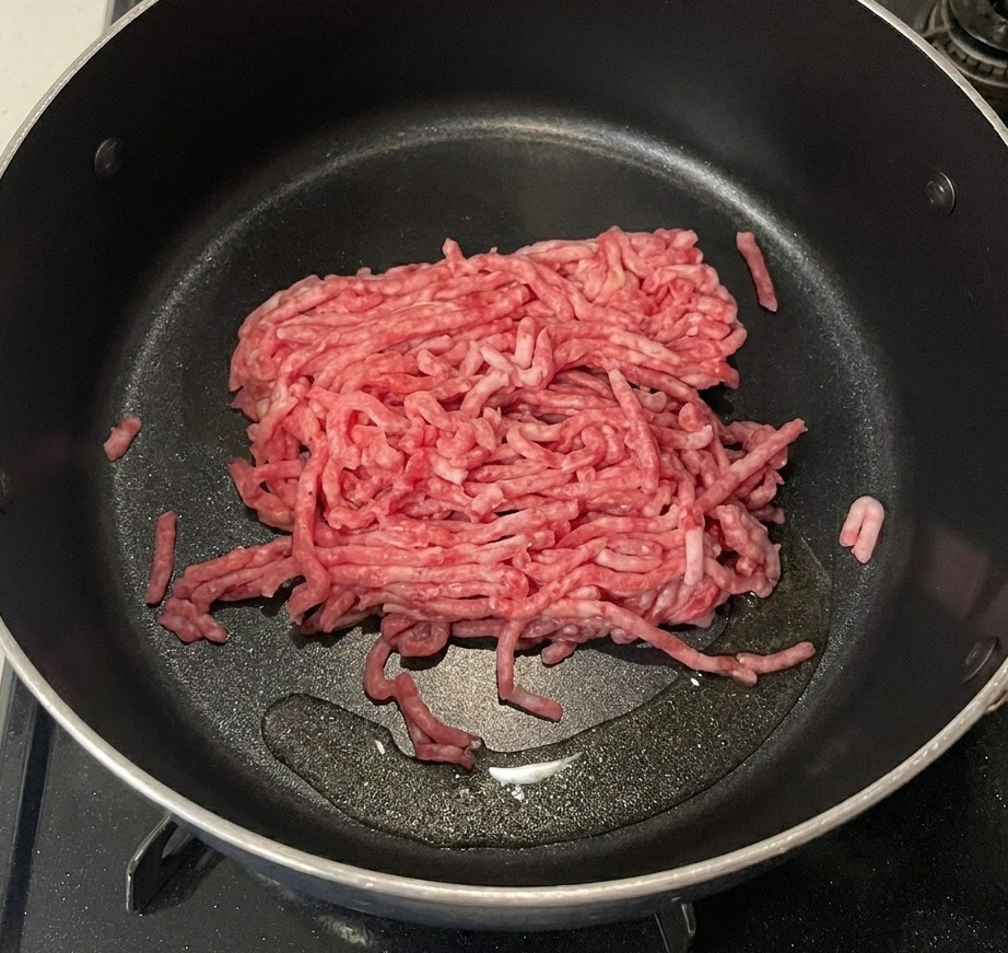 Frezarka używana do zeszlifowania progu między sztucznym tipsem a naturalnym paznokciem.