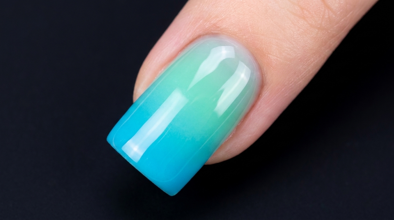 Świeży, dwukolorowy manicure żelowy w stylu ombre — instrukcja krok po kroku