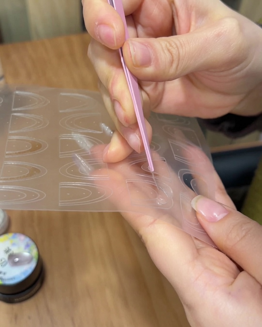 Pęseta umieszczająca cienką naklejkę do french manicure na końcówce paznokcia.