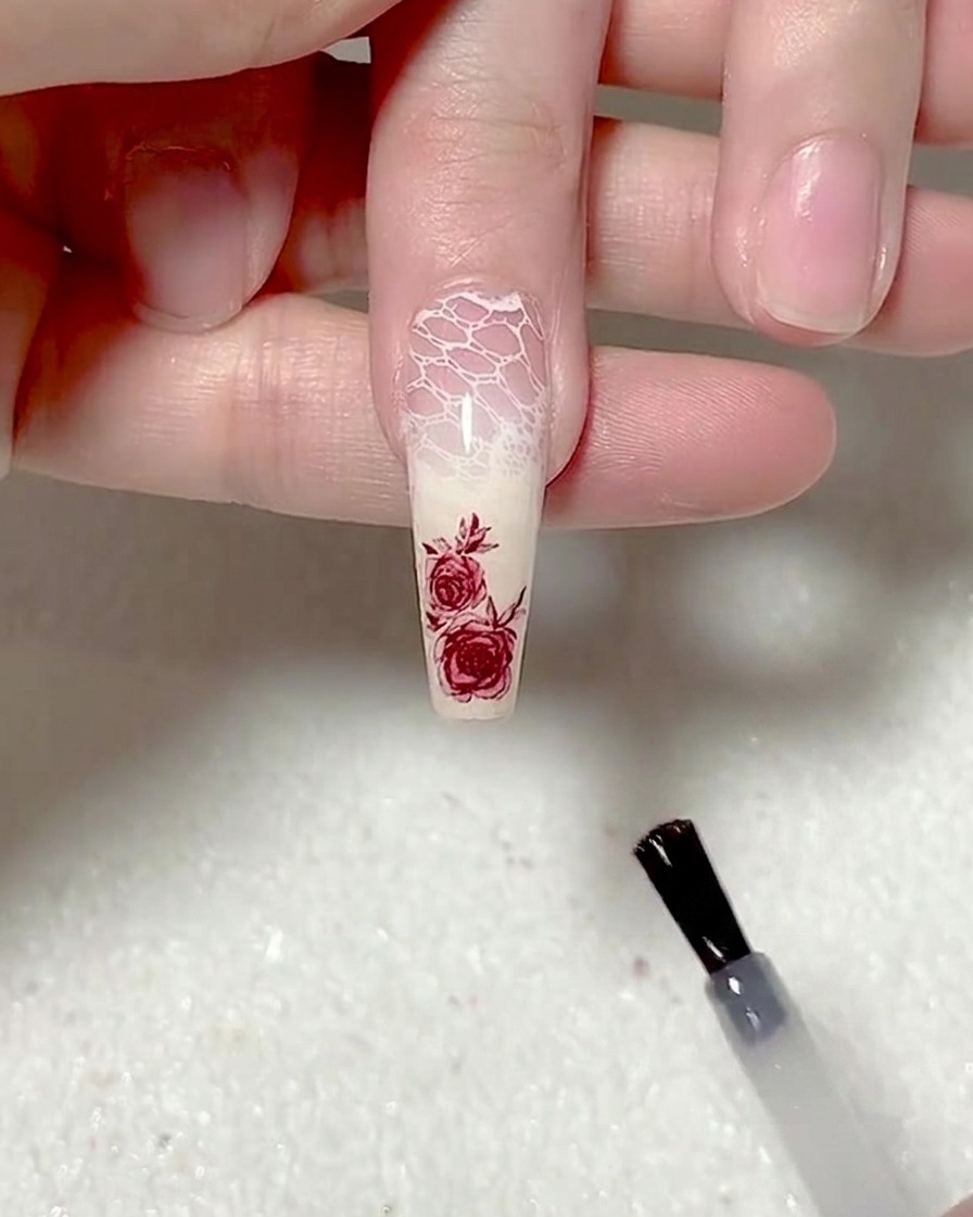 Pędzelek nakładający matowy top coat na paznokieć.