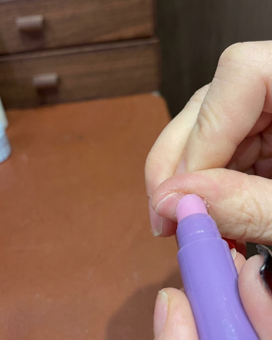 Pisak do pielęgnacji skórek wygładzający krawędzie manicure.