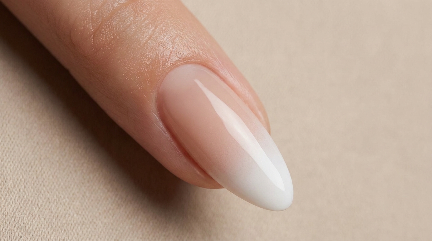 Idealny ombré z nude do bieli — profesjonalny samouczek krok po kroku