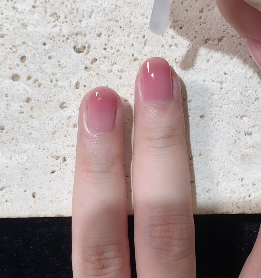 Pędzelek nakładający przezroczysty, błyszczący top coat na gotowy gradient.