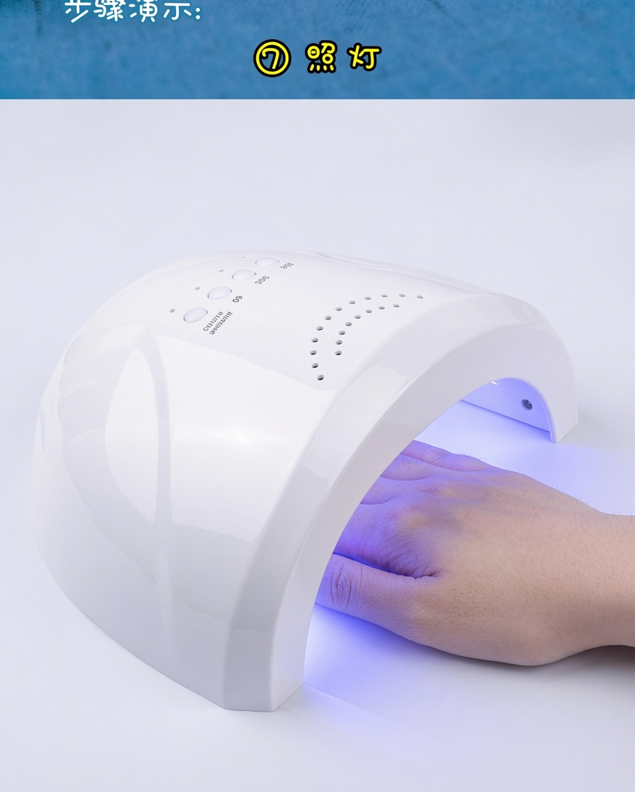 Dłoń spoczywająca wewnątrz białej lampy UV/LED, z niebieskim światłem oświetlającym wnętrze podczas procesu utwardzania.