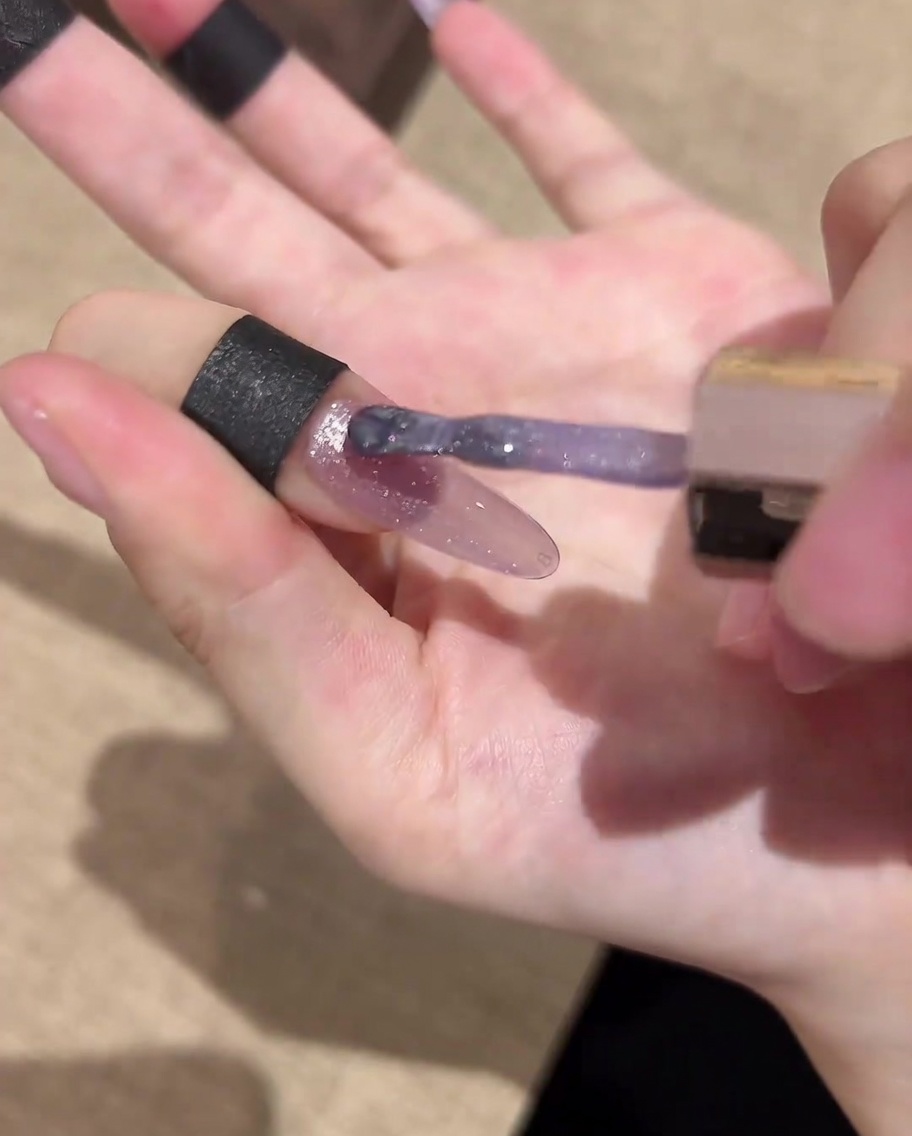 Pędzelek nakładający błyszczący top coat na gotową stylizację galaxy.