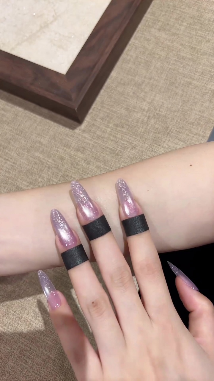 Fioletowe paznokcie Cat Eye z brokatowym gradientem — tutorial w stylu galaxy