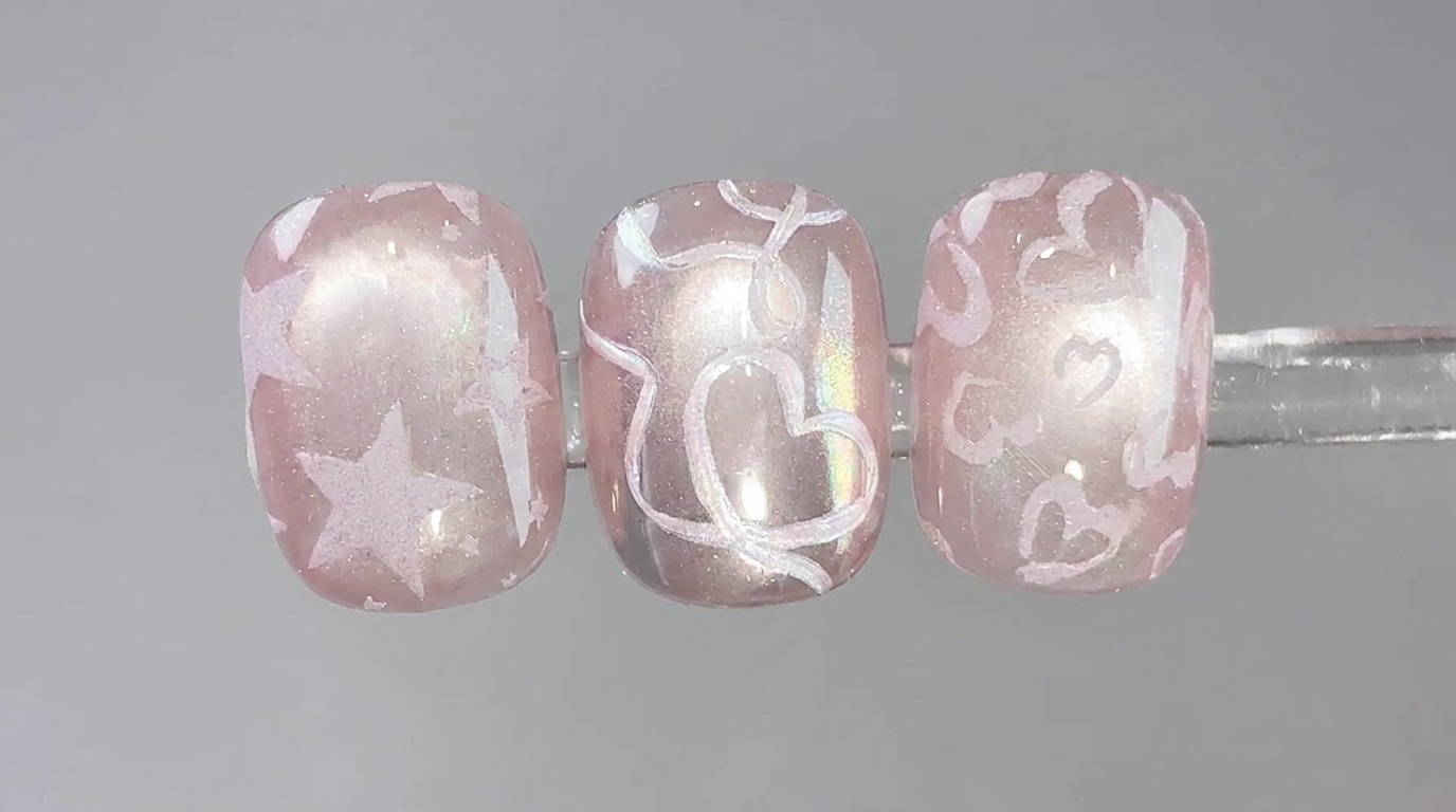 Różowy manicure z efektem kociego oka i stemplowanymi wzorami