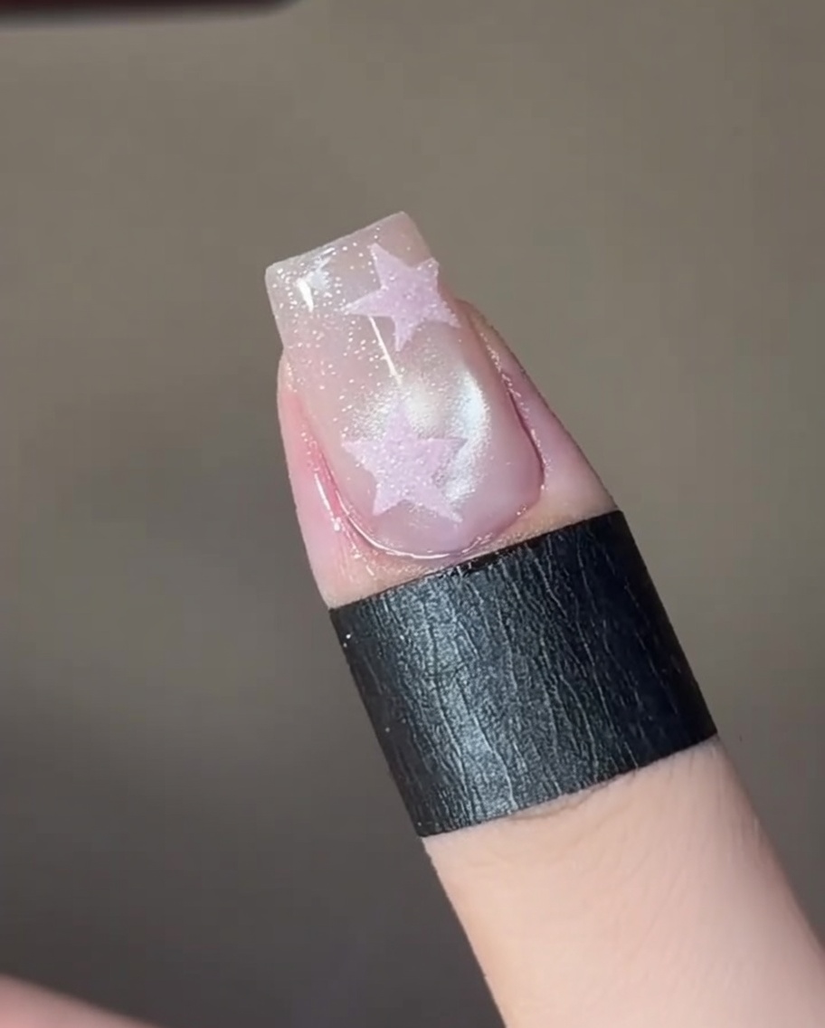 Paznokieć w małej lampie LED po uformowaniu wzoru cat-eye.