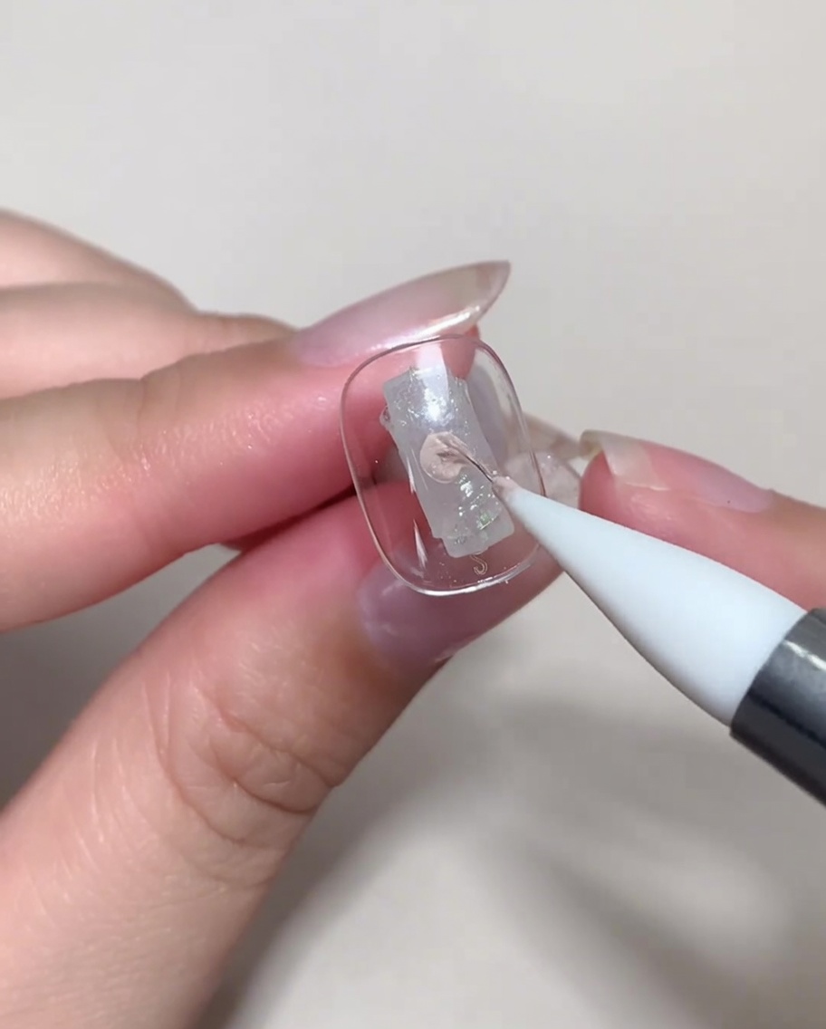 Tips umieszczany pod lampą UV/LED w celu utwardzenia produktu.