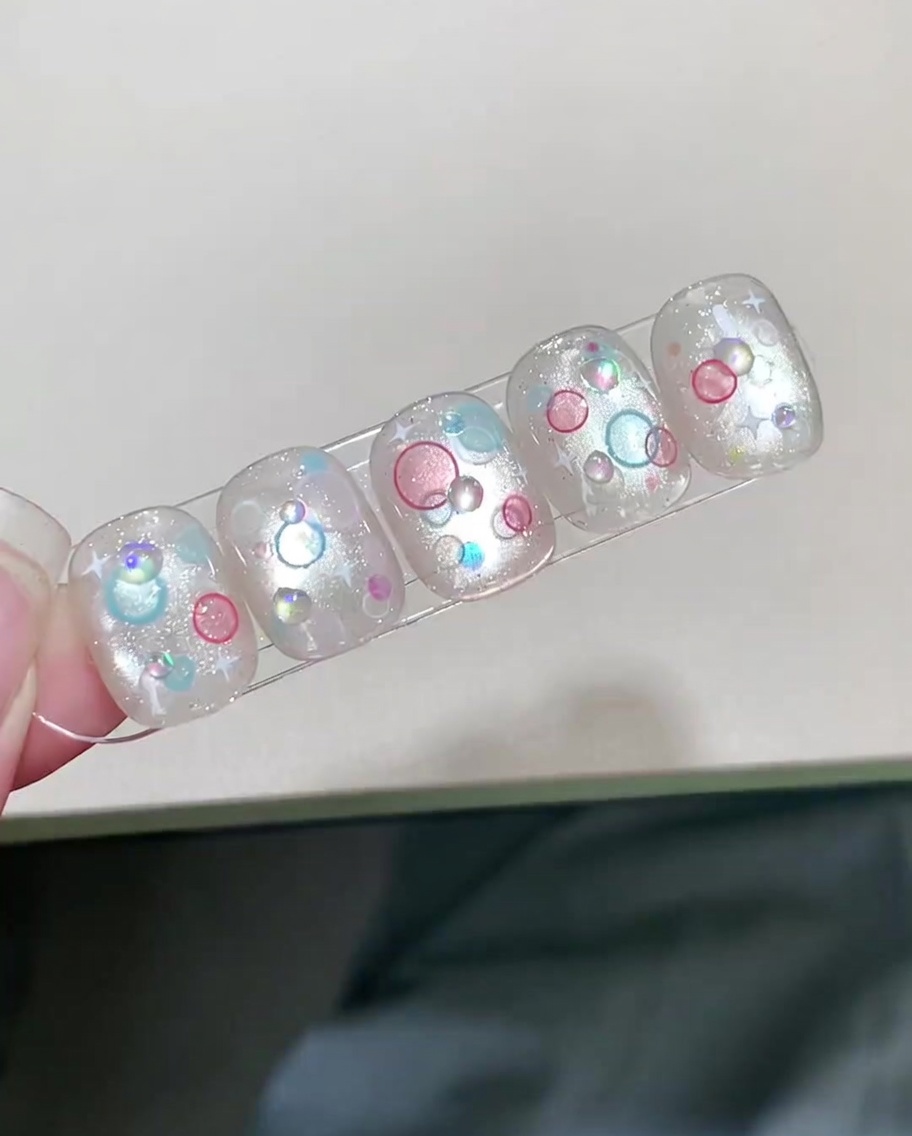 Ukończona stylizacja bąbelkowa 3D utwardzana w lampie UV/LED.