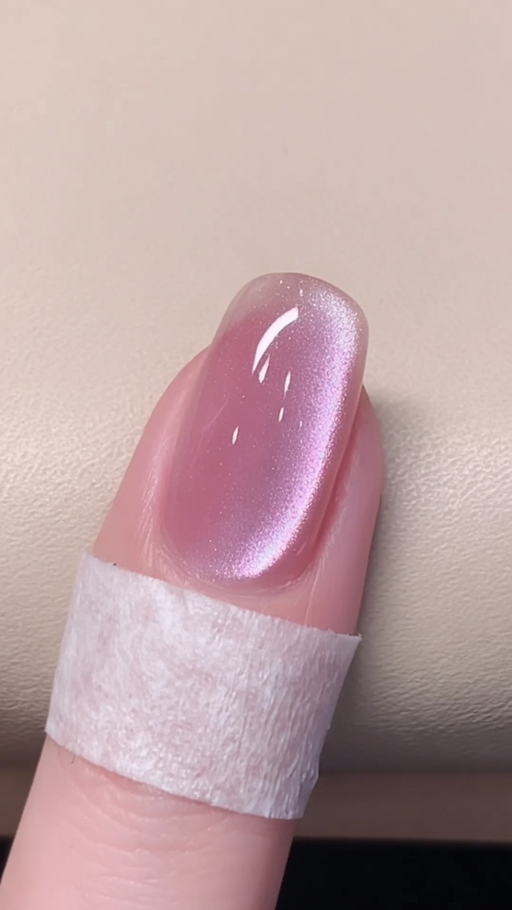 Różowy manicure Cat Eye — Tutorial na eteryczny blask