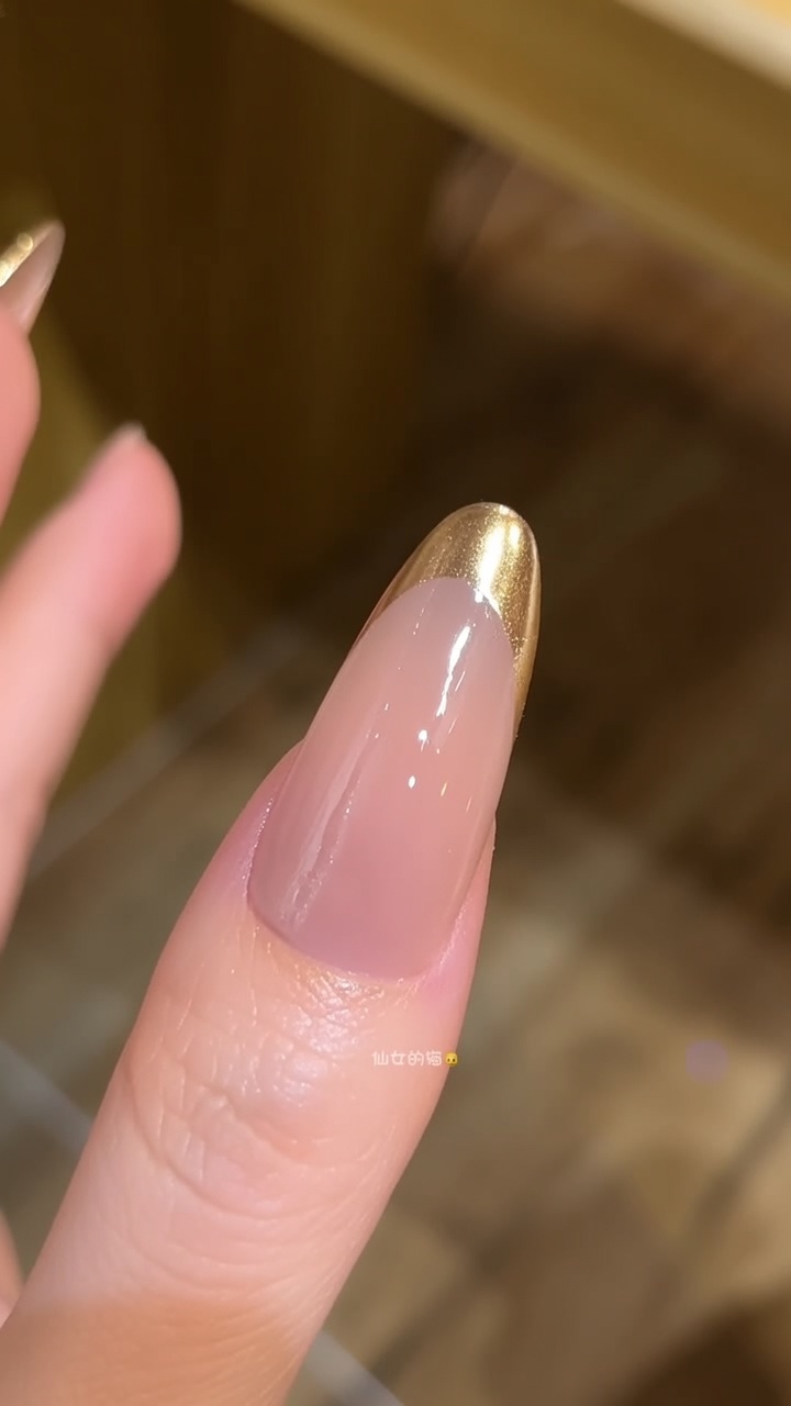 Złoty French z Efektem Chrome — Eleganckie Paznokcie w Kształcie Migdała