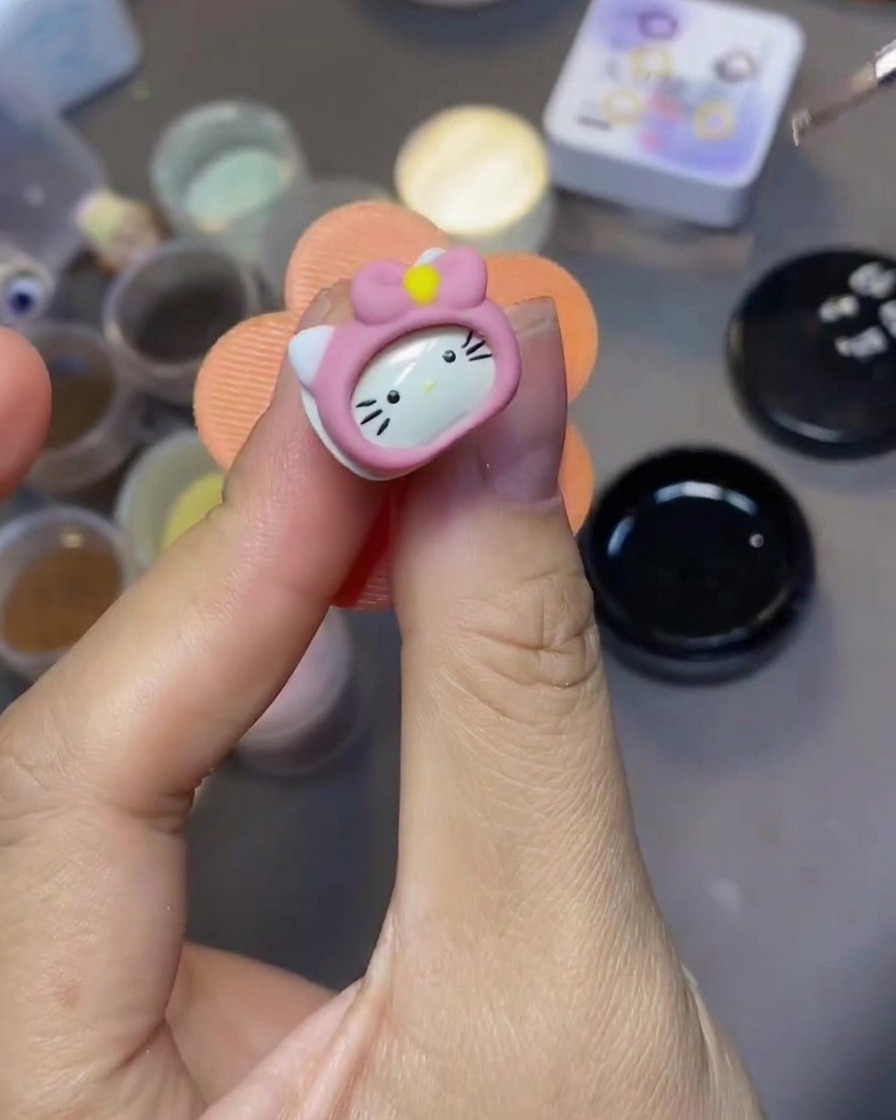 Cienki pędzelek do zdobień nakładający przezroczysty top coat na charms 3D Hello Kitty.