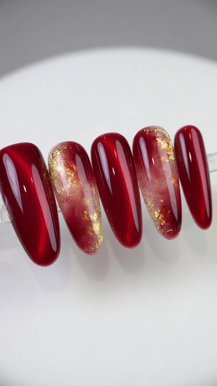 Czerwono-złote paznokcie typu marble — luksusowy tutorial cat-eye