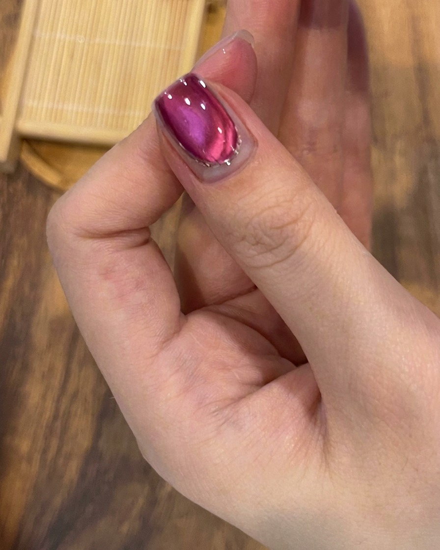 Pędzelek nakłada błyszczący top coat na gotowy wzór.